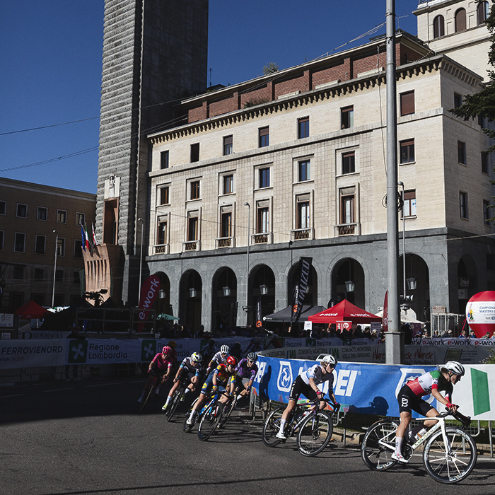 Tre Valli Varesine Women’s Race 2025 - The race rounds the tight bend in the Piazza Monte Grappa in Varese