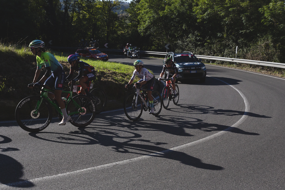 Tre Valli Varesine Women’s Race 2025 - The breakaway rounds a sharp bend on a climb on the outskirts of Varese