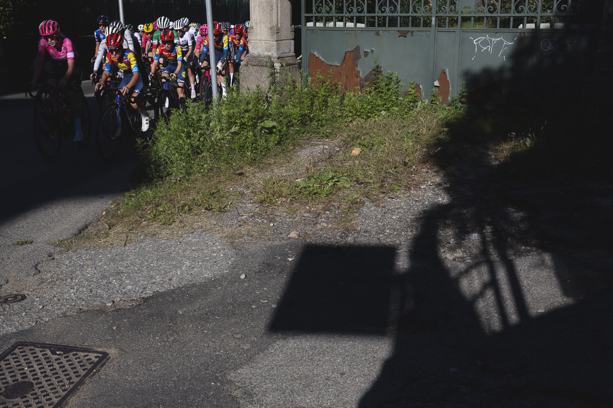 Tre Valli Varesine Women’s Race 2025 - The peloton passes by a set of rusty yet ornate gates