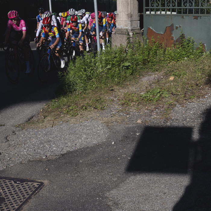 Tre Valli Varesine Women’s Race 2025 - The peloton passes by a set of rusty yet ornate gates