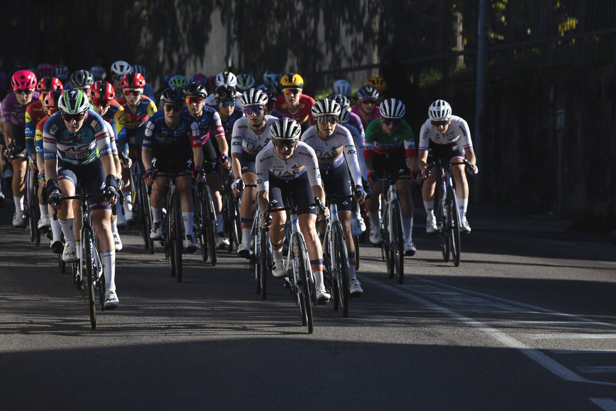 Tre Valli Varesine Women’s Race 2025 - The peloton casts long shadows during the race