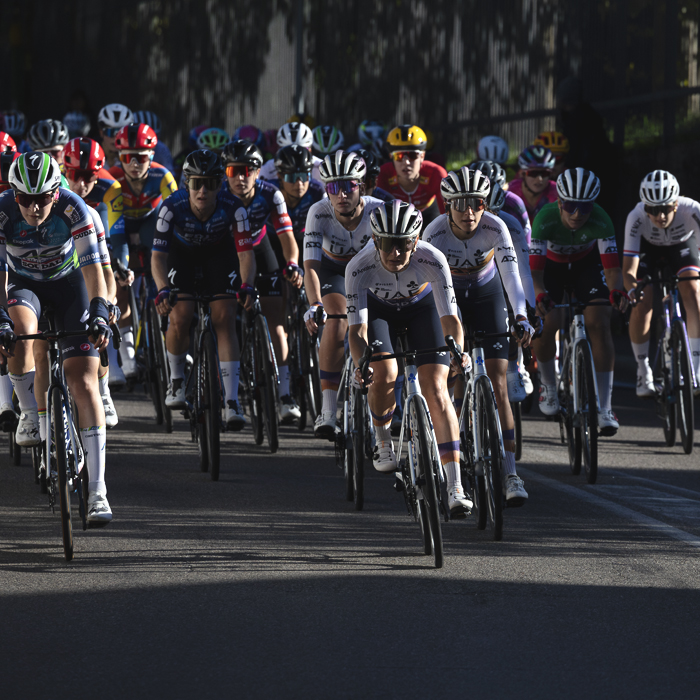 Tre Valli Varesine Women’s Race 2025 - The peloton casts long shadows during the race