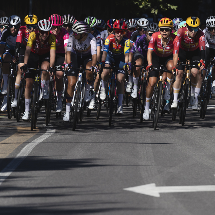 Tre Valli Varesine Women’s Race 2025 - The peloton on the streets of Varese