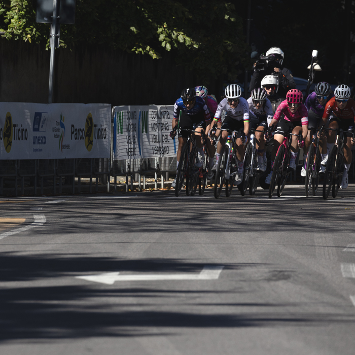 Tre Valli Varesine Women’s Race 2025 - A group of riders pushes towards the finish