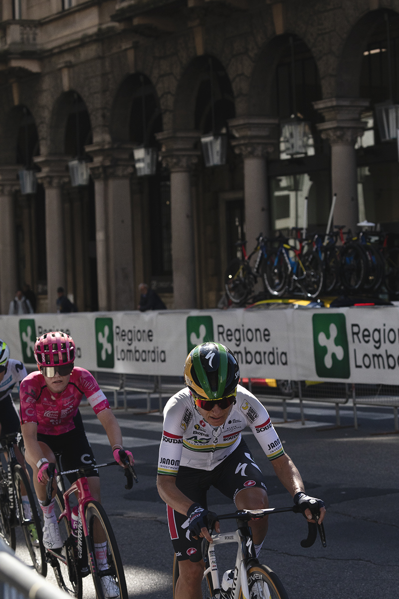 Tre Valli Varesine Women’s Race 2025 - Ashleigh Moolman and Noemi Ruegg hug the barriers during the race